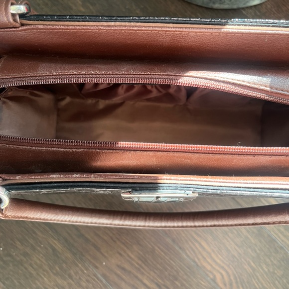 A assortment of handbags all❤️ as is ❤️and various colours and styles as shown - Picture 11 of 17